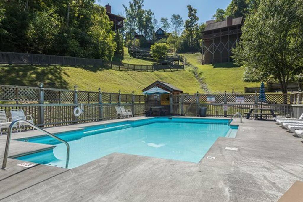 Serenity, A Rustic Log Cabin Retreat Sevierville Ngoại thất bức ảnh
